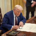 Tut gern Symbolisches: Donald Trump. Hier unterzeichnet er ein übergroßes Dokument beim Besuch des indischen Premierministers Narendra Modi.