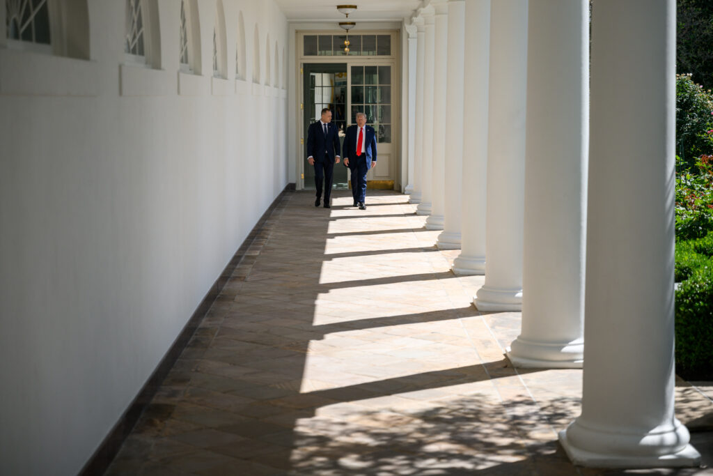 US-Präsident Donald Trump und der polnische Präsident Karol Nawrocki gehen am Mittwoch, den 3. September 2025, entlang der Westkolonnade ins Oval Office zu einem bilateralen Treffen. (Offizielles Foto des Weißen Hauses von Molly Riley)